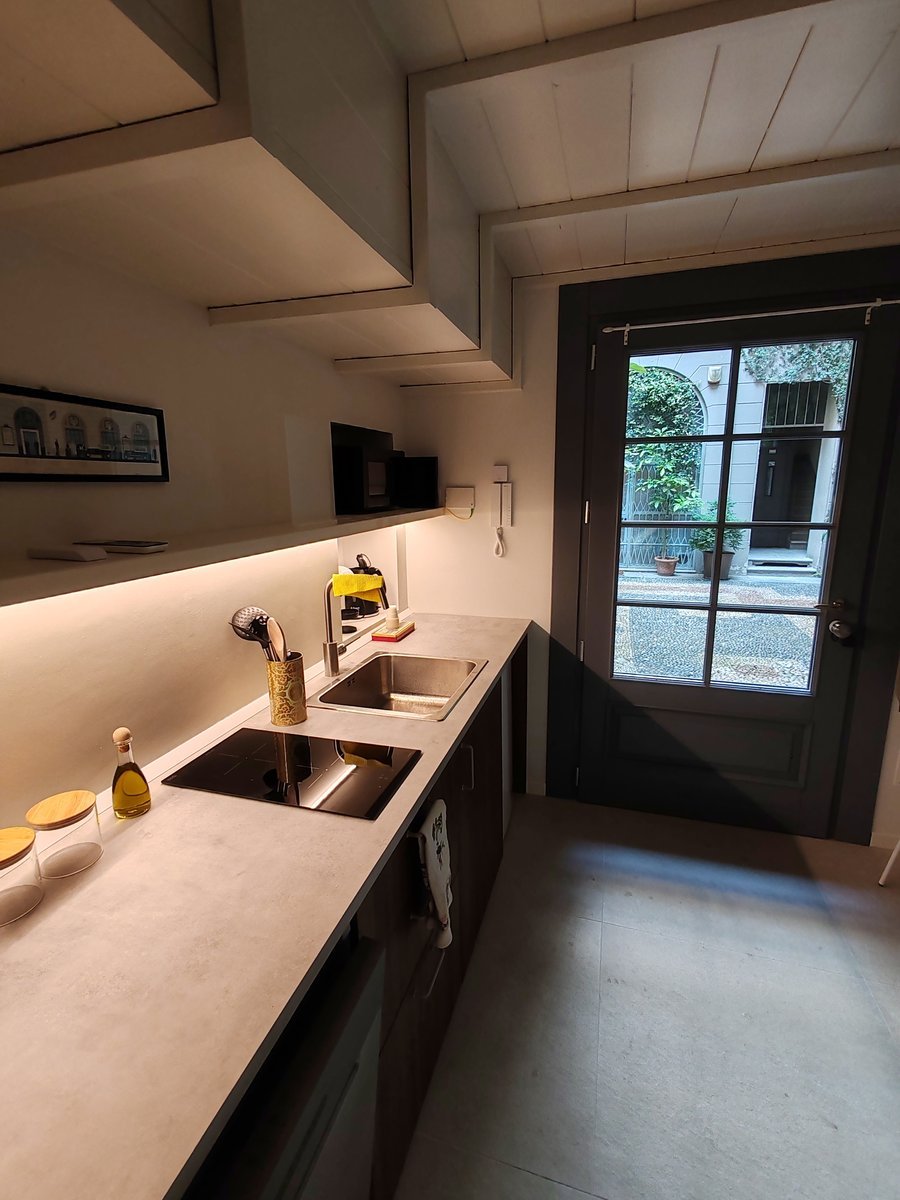 Cucina di Secret Courtyard Milano dopo la ristrutturazione, completamente attrezzata con elettrodomestici moderni